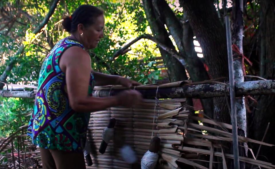 Una artesana trabajando con hilados