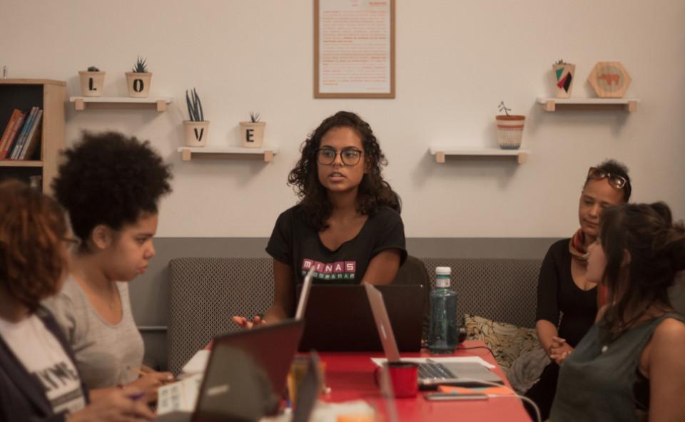 Barbara Paes with young women in a workshop