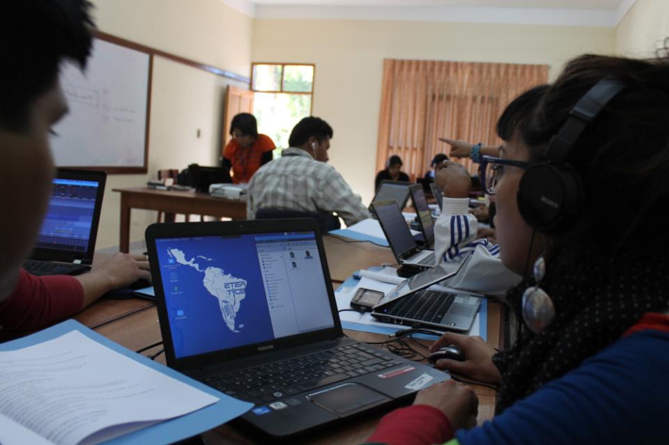 Un grupo de personas en un taller de radio comunitaria